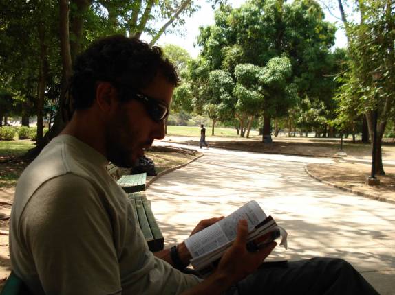 Hora da leitura durante passeio no parque Francisco Miranda, o maior de Caracas, na Venezuela (2007)